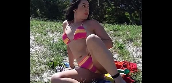  Mimi se masturbando e fazendo squirt na praia de Botafogo